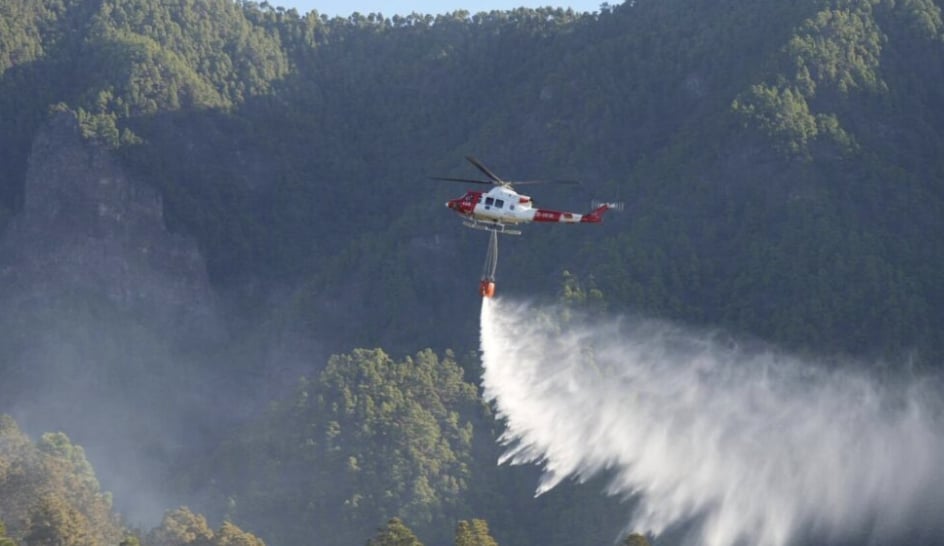 Helicóptero tratando de extinguir un incendio