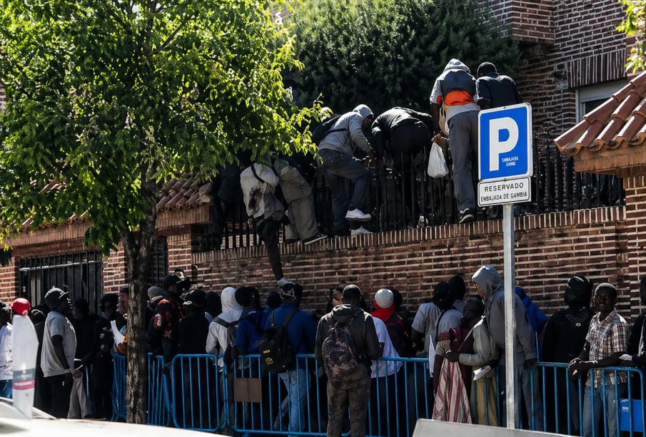 Inmigrantes en la embajada de Gambia en Madrid